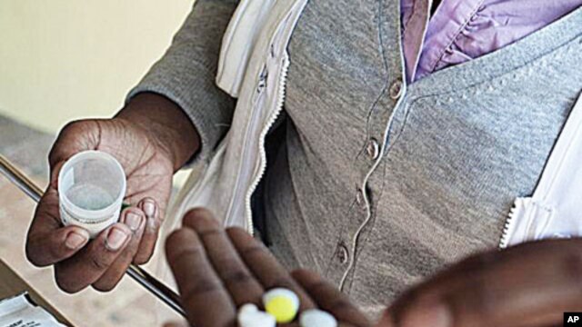 Nolitha Tsilana, a MSF nurse, delivers TB pills to a patient at Lizo Nobanda TB Care Centre in Khayelitsha township, Cape Town. 
