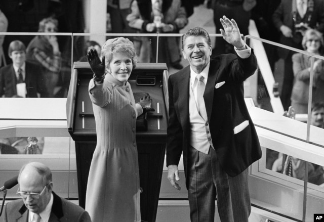 Tổng thống Ronald Reagan và Đệ nhất Phu nhân Nancy Reagan vẫy chào tại Điện Capitol ở Washington sau lễ tuyên thệ nhậm chức, ngày 20 tháng 1, 1981.
