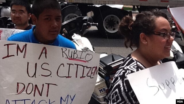 Lucía Allain, una joven indocumentada, le preguntó a Romney por qué ella no tiene oportunidades para cumplir sus sueños.