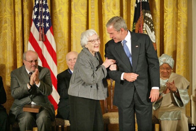 Tổng thống George W. Bush trao giải Presidential Medal of Freedom cho Harper Lee tại Toà Bạch Ốc năm 2007.