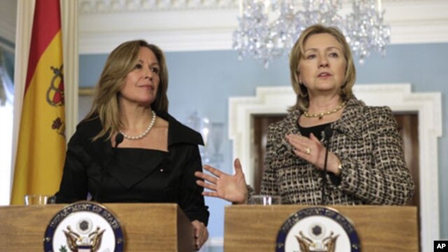 US Secretary of State Hillary Clinton (R) speaks to the media next to Spain's Foreign Minister, Trinidad Jimenez, after their meeting at the State Department in Washington, 25 Jan 2011