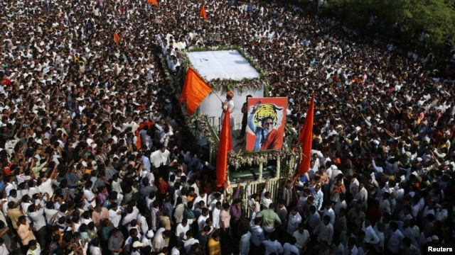 Supports of the Shiv Sena party crowd around the vehicle carrying the body of right-wing Hindu nationalist politician Bal Thackeray during his funeral procession in Mumbai, November 18, 2012. 