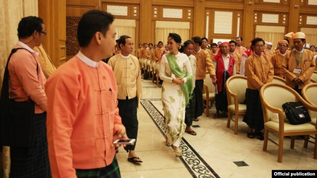 Bà Aung San Suu Kyi rời khỏi tòa nhà quốc hội sau cuộc họp với các thành viên đảng NLD của bà tại Naypyitaw, Myanmar, ngày 28/3/2016.