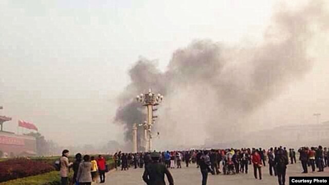 天安门爆炸起火现场 （图片来自微博网友）