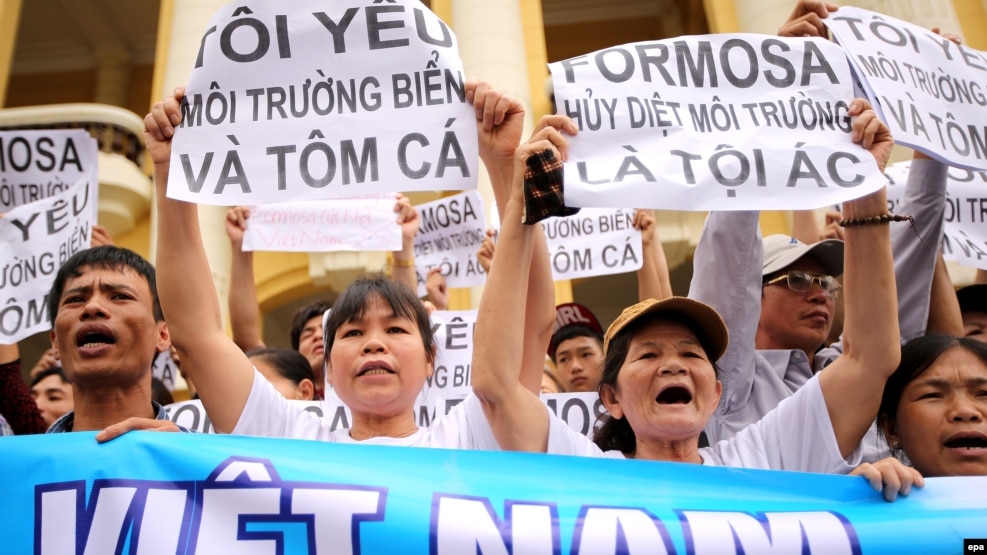 Biểu tình vì môi trường sau thảm họa cá chết ở miền Trung Việt Nam hôm 1/5.