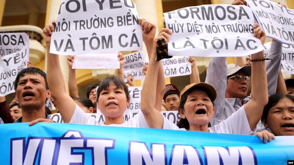 Tư liệu - Người dân biểu tình phản đối công ty Đài Loan Formosa xả chất thải gây ô nhiễm môi trường biển miền Trung, tại Hà Nội, Việt Nam, ngày 1 tháng 5, 2016.