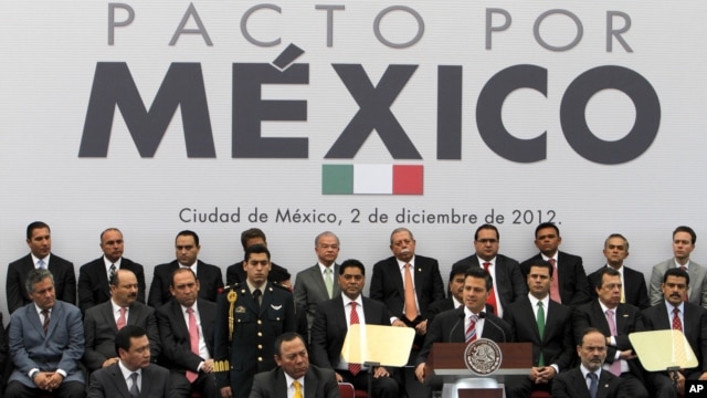 El presidente de México Enrique Peña Nieto lee su discurso durante la ceremonia de firma del Pacto de México, entre el gobierno y los partidos políticos.