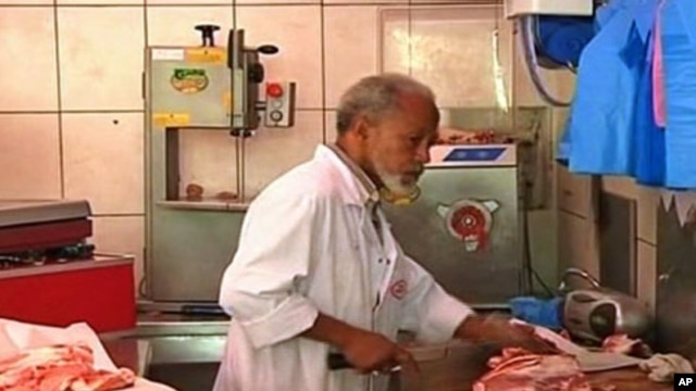 Seorang penjual daging halal sedang melayani pesanan pelangganannya di sebuah toko di Paris (Foto: dok). Pihak berwenang Inggris menghentikan sementara operasi sebuah perusahaan pemasok daging ke penjara-penjara, setelah ditemukan DNA babi dalam kue pai daging berlabel halal.