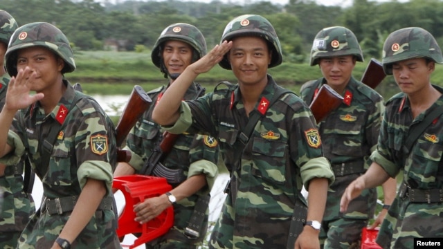 Binh sĩ Việt Nam trở về sau buổi tập dượt chuẩn bị cho cuộc diễu hành kỷ niệm lần thứ 70 ngày Quốc khánh 2/9 tại một căn cứ quân sự ở Hòa Lạc, ngoại ô Hà Nội.