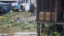 In Niger Delta cities like Warri fuel is sold in jerry cans from illegal refineires and often resold several times before it is used. (VOA/H. Murdock)