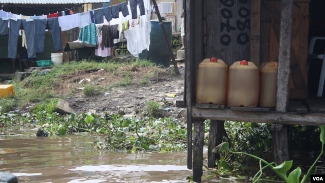 In Niger Delta cities like Warri fuel is sold in jerry cans from illegal refineires and often resold several times before it is used. (VOA/H. Murdock)