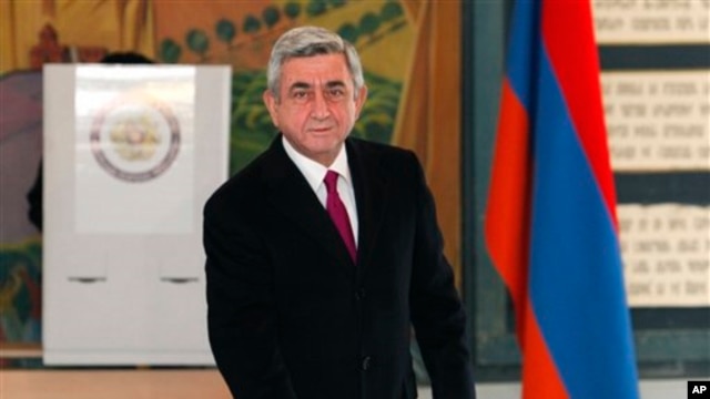 Tổng thống Armenia Serge Sarkisian đi bỏ phiếu tại Yerevan, ngày 18/2/2013.