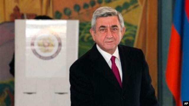 Presiden Serzh Sarksyan tengah memasukkan surat suaranya ke dalam kotak suara di sebuah TPS di Yerevan, Armenia  (18/2). Kalangan luas memperkirakan Presiden Serzh Sarksyan akan memenangkan pemilihan presiden ini dan memimpin kembali negara bekas jajahan Republik Uni Soviet ini selama lima tahun ke depan.