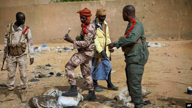 Tentara Mali memeriksa lokasi ledakan di lokasi yang ditinggalkan para pemberontak radikal di Gao (Foto: dok). Sebuah aksi bom bunuh diri dikabarkan menewaskan sedikitnya tujuh orang di wilayah Kidal, Mali Utara (Foto: dok).  