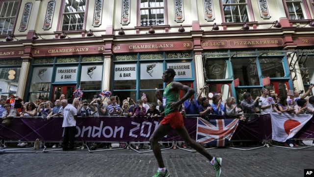 Wanariadha katika mbio za marathon wakikimbia kupita mbele ya soko la Leadenhall, London