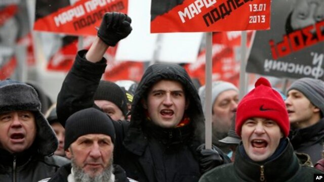 Người biểu tình xuống đường ở Moscow phản đối  lệnh cấm người Mỹ nhận trẻ em Nga làm con nuôi.