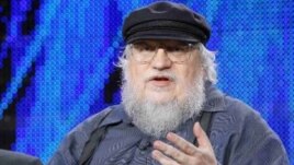 La popular saga literaria del género fantástico es escrita por George R.R. Martin.