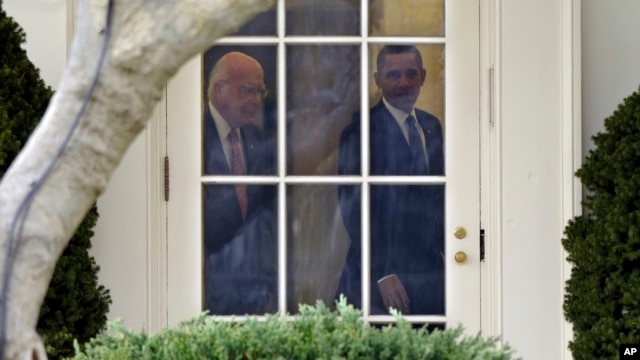 El presidente Obama conversa con el senador demócrata Patrick Leahy en la Oficina Oval de la Casa Blanca.