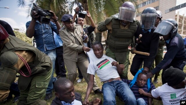 Kundi dogo la waandamanaji wakilalamika dhidi ya sheri a mpya ya usalama waloweza kuwapenya na kuwapita polisi walokuwa wanazuia maanadmano.