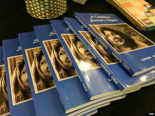 សៀវភៅ​ A Cambodian ​Survivor’s ​Odyssey ​ឬ ជា​ភាសា​ខ្មែរ​ «ដំណើរ​ជីវិត» ​របស់​លោកស្រី ​ជា វណ្ណាត ​អ្នក​វិភាគ​ឯករាជ្យ​ក្នុង​រាជធានី​ភ្នំពេញ​ កាល​ពី​ថ្ងៃ​ទី​២០ ខែ​កក្កដា​ ឆ្នាំ​២០១៦។ (ហ៊ាន សុជាតា/VOA)