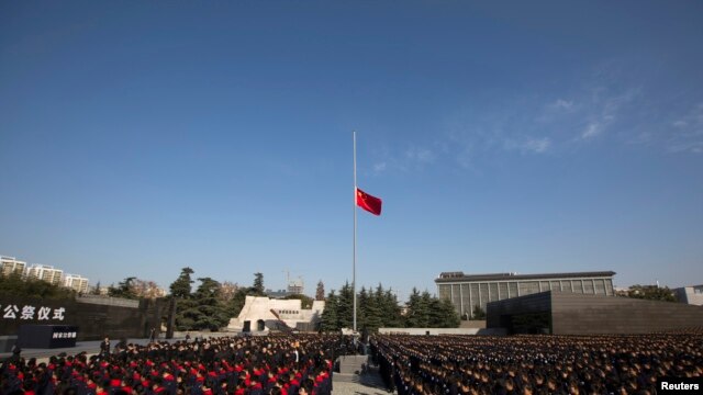 中國南京大屠殺博物館前舉行的紀念活動。 （2014年12月13日）