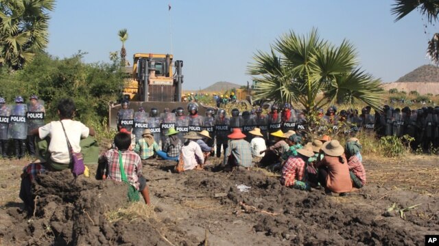 Nông dân Myanmar đối mặt với cảnh sát chống bạo động tại khu vực khai thác mỏ Letpadaung, Monywa phía tây bắc Myanmar hồi năm 2014.