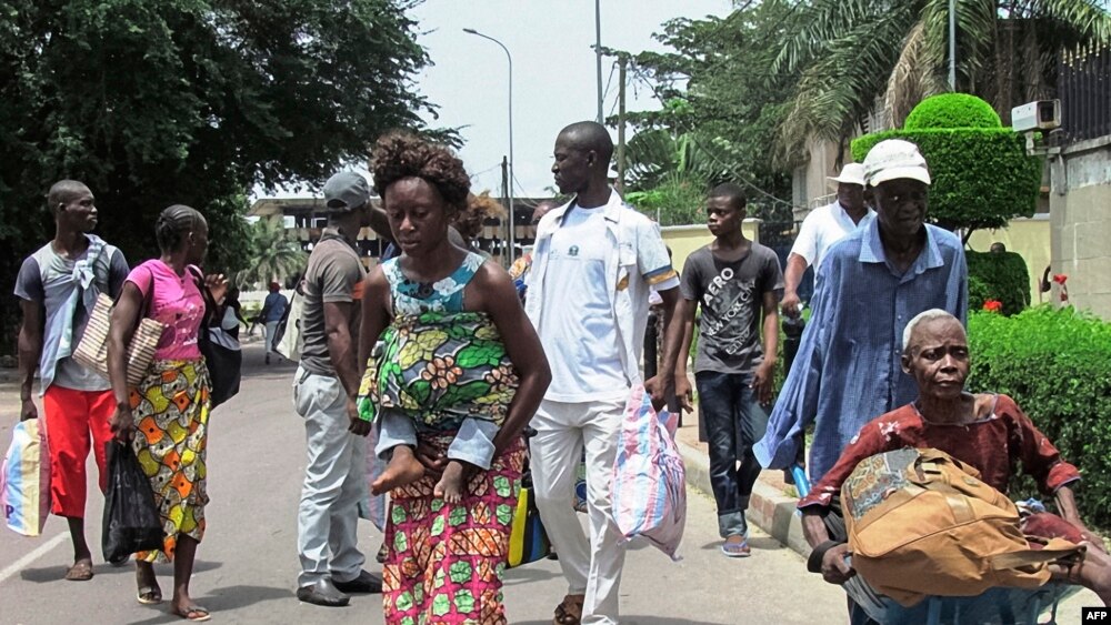 Les habitants des quartiers sud de Brazzaville fuient les affrontements entre les forces de sécurité congolaises et des assaillants inconnus, 4 Avril 2016. 