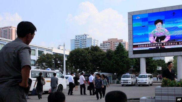 Người dân Bắc Triều Tiên xem tin tức về vụ thử hạt nhân trên một màn hình lớn ở Bình Nhưỡng, Bắc Triều Tiên, 9/9/2016.