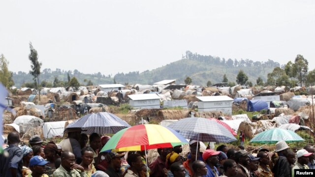 Des déplacés attendent de recevoir de l'aide alimentaire au camp de Mugunga, près de Goma (24 nov. 2012)