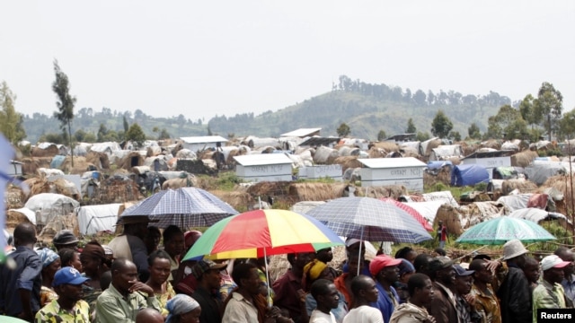 People displaced by recent fighting in eastern Congo wait to receive aid food in Mugunga IDP camp outside of Goma, November 24, 2012. 