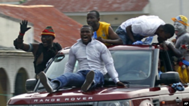 Supporters of President Joseph Kabila take to the streets of Kinshasa in jubilation, Dec 9, 2011.