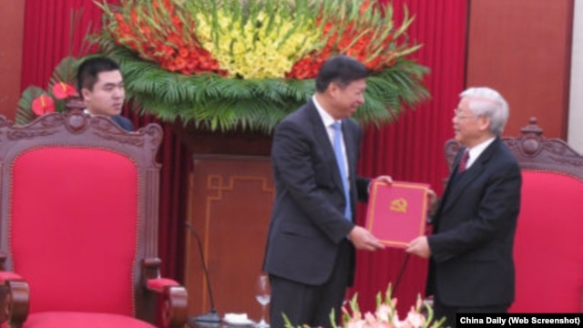 Ông Tống Đào trao cho ông Trọng thư chúc mừng của Tổng bí thư kiêm Chủ tịch Trung Quốc Tập Cận Bình.