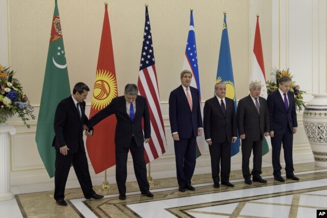 Ngoại trưởng Mỹ John Kerry chụp hình với ngoại trường năm nước Trung Á tại Dinh Tổng thống ở thành phố Samarkand, Uzbekistan, ngày 1 tháng 11, 2015