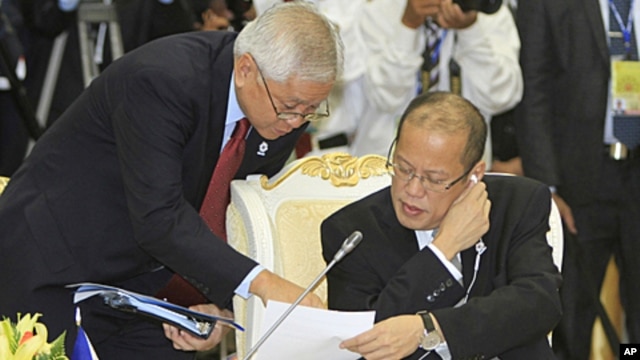 Philippines' President Benigno Aquino III, right, talks with his Foreign Minister Albert del Rosario, left, during the retreat meeting at the 20th ASEAN Summit at the Peace Palace in Phnom Penh Cambodia, April 4, 2012.