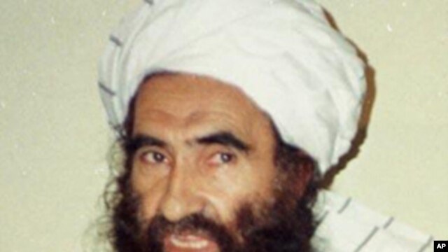 This Aug. 22, 1998 file photo, shows Jalaluddin Haqqani, Badruddin’s father, then Taliban Army Supreme Commander