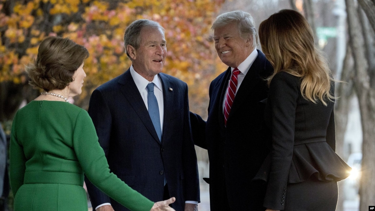 Laura Bush hace un recorrido por la decoración navideña de la Casa Blanca