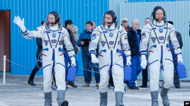 Phi hành gia người Anh Tim Peake (trái), phi hành gia người Nga Yuri Malenchenko (giữa) và phi hành gia Mỹ Tim Kopra tại trung tâm vũ trụ Baikonur ở Kazakhstan.