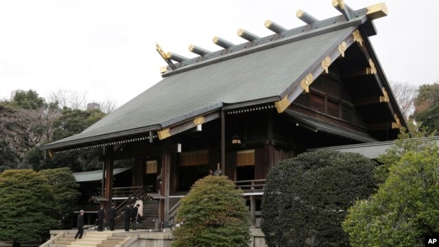 Đền thờ Yasukuni ở Tokyo vinh danh các tử sĩ Nhật, trong đó có 14 tội phạm chiến tranh cùng với 2,5 triệu chiến sĩ trận vong.