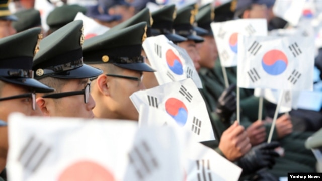 23일 서울 전쟁기념관에서 열린 연평도 포격도발 전사자 2주기 추모식에서  태극기를 흔드는 해병대 장병들.