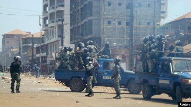 Anti-riot policemen deploy across Conakry to separate rival gangs, March 1, 2013.