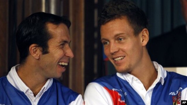 Anggota tim tenis Ceko, Radek Stepanek, kiri, dan Tomas Berdych, menghadiri upacara pembukaan Pertandingan Piala Davis Keseratus di Praha, Ceko (15/11). 