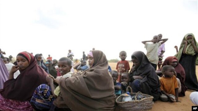 Women and children fleeing the war in Somalia queue to register at Dadaab, the refugee camp in northern Kenya, 09 Sep 2010