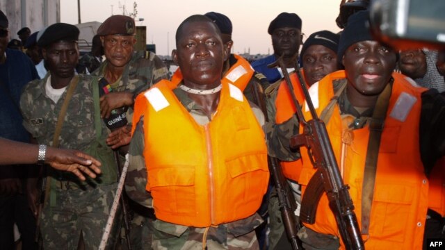 Capitão N'Tchama (centro) um dos detidos actualmente pelos Estados Unidos juntamente com o contra-almirante José Américo Bubo Na Tchuto 