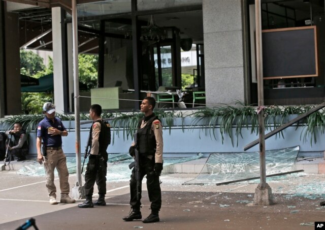Cảnh sát Indonesia canh gác bên ngoài quán cà phê Starbucks ở Jakarta sau vụ tấn công, ngày 14/1/2016.