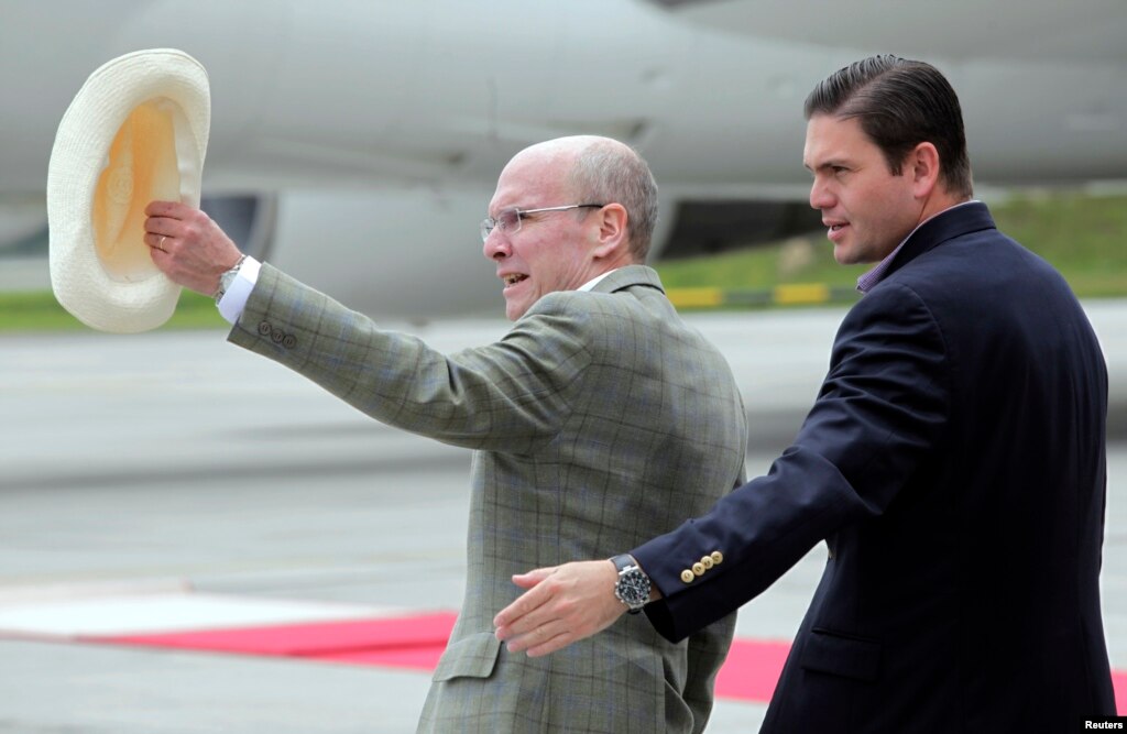 El embajador de Estados Unidos en Colombia, Peter McKinley, con el Ministro de Defensa de ese país, Juan Carlos Pinzón.