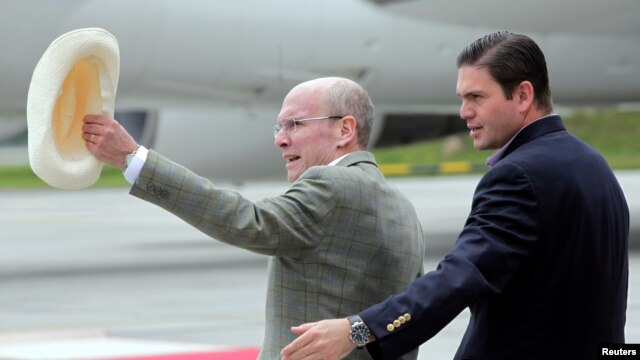 El embajador de Estados Unidos en Colombia, Peter McKinley, con el Ministro de Defensa de ese país, Juan Carlos Pinzón.