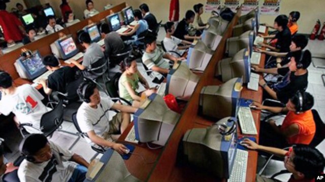 Một quán cà phê Internet ở Bắc Kinh. Ông Michael Anti, một blogger TQ nổi tiếng nói chỉ có 1% người sử dụng Internet ở TQ truy cập được Internet tự do, và con số 8% của GlobalWebIndex là quá đáng