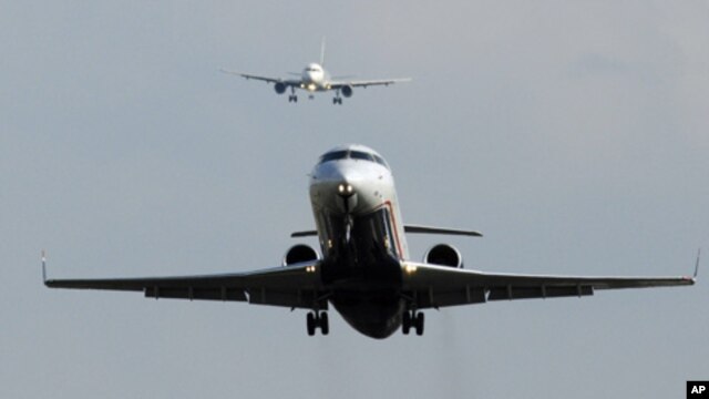 Planes take off and land at Washington's Reagan National Airport in Alexandria, Virginia, August 4, 2011