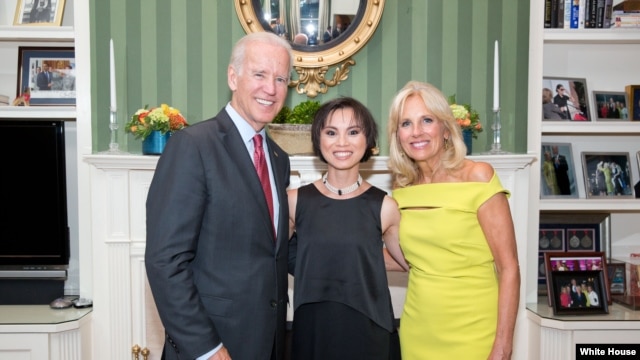 Cô Amazin Lethi chụp cùng Phó tổng thống Mỹ Joe Biden và phu nhân, bà Jill Biden tại Washington, D.C., 24/6/2014. (Ảnh: David Lienemann)