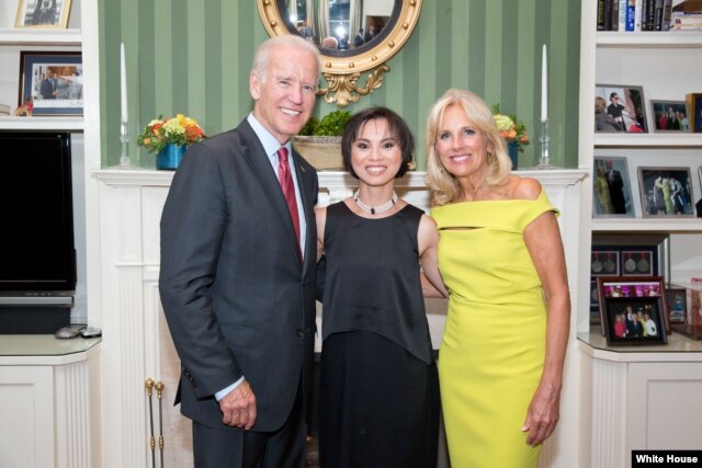 Cô Amazin Lethi chụp cùng Phó Tổng thống Joe Biden và Phu nhân Jill Biden 24/6/2014. (Ảnh: Tòa Bạch Ốc/David Lienemann)